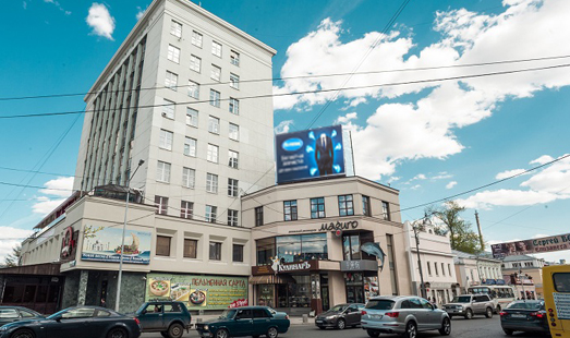 реклама на цифровом медиафасаде на ул. 8 Марта — ул. Малышева, вид на ТРЦ Мытный Двор, РУБИН ст. А