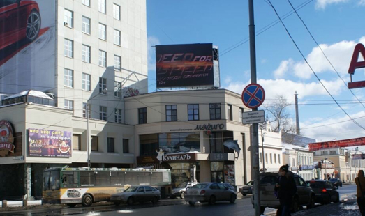 реклама на цифровом медиафасаде на ул. 8марта - ул. Малышева 44, ст. А, вид на ул. Белинского