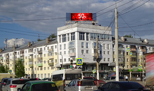реклама на медиафасаде на Октябрьской пл., перекресток ул.Подлипаева и Советской