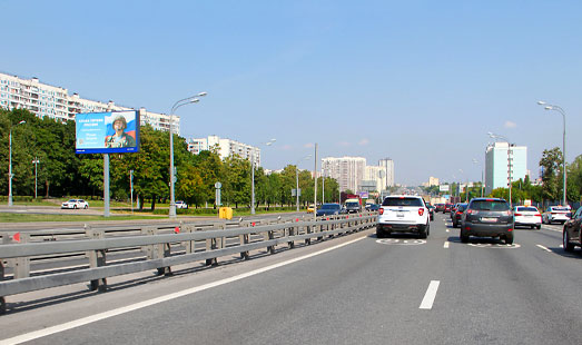Реклама на щите на Варшавском шоссе, д. 116; 150 м до пересечения с Сумским проездом; на разделительной полосе; cторона Б