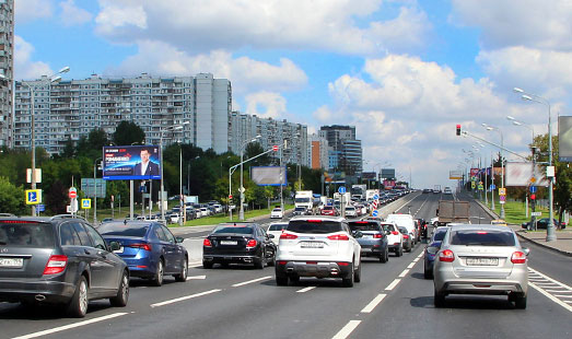 Реклама на щите на Варшавском шоссе, д. 130Б; пересечение с Сумской улицей; на разделительной полосе; cторона Б