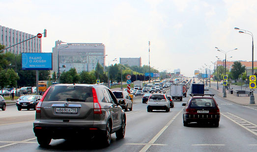 Реклама на щите на Варшавском шоссе, д. 127; 50 м до пересечения с Сумской улицей; на разделительной полосе; cторона Б
