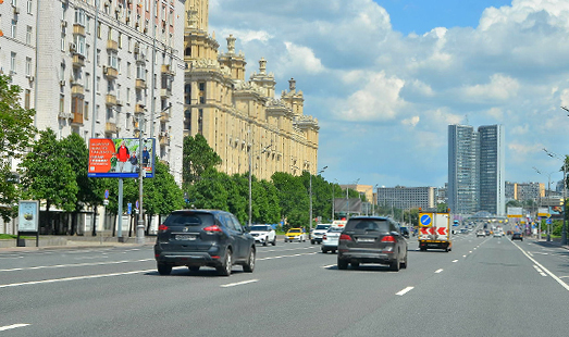 Реклама на щите на Кутузовском проспекте, д. 4-8; 100 м после пересечения с Украинским бульваром; cторона Б
