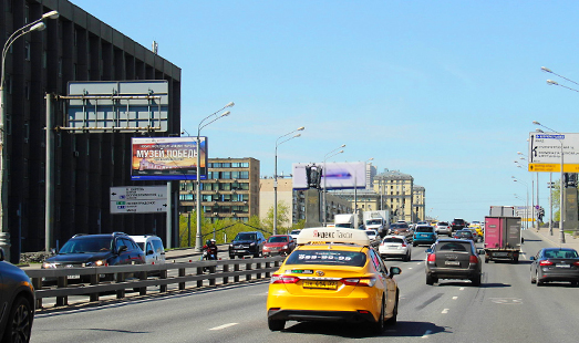 Реклама на щите на Ленинградском шоссе, д. 5А; съезд с моста через Рижскую ж/д; cторона Б