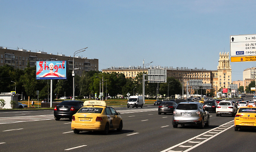 Реклама на щите на Ленинском проспекте, д. 34/1; 150 м после выезда с ТТК; cторона Б