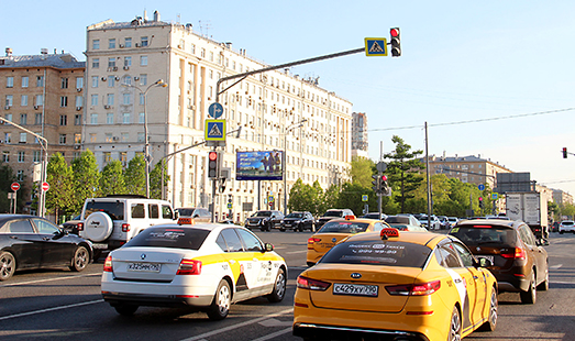 Реклама на щите на Ленинском проспекте, д. 63-61; пересечение с улицей Дмитрия Ульянова; cторона Б