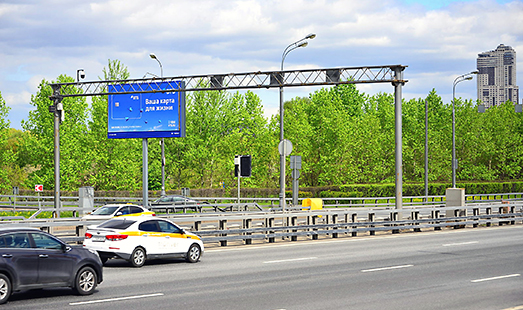 Реклама на щите на проспекте Маршала Жукова; 30 м после выезда с Крылатской улицы; cторона Б