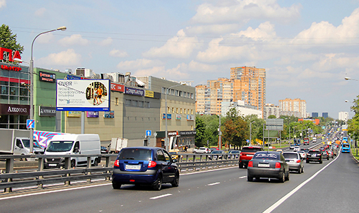 Реклама на щите на Профсоюзной улице, д. 118; 150 м до пересечения с улицей Островитянова; cторона Б