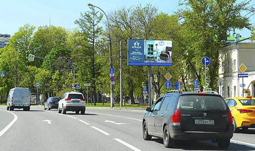 Пример размещения рекламы на цифровом билборде на Комсомольском пр-те 22 в Москве; cторона А