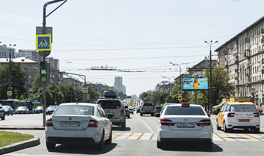 Пример размещения рекламы на цифровом билборде на Ленинском пр-те 70, пересечение с Ломоносовским пр-том в Москве; cторона А