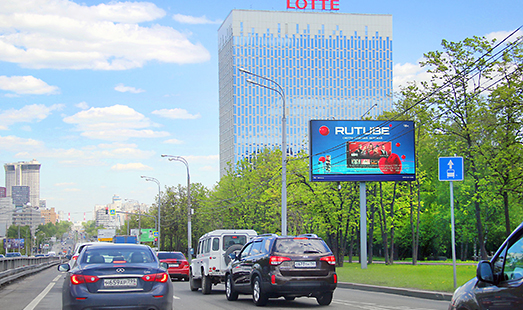 Пример размещения рекламы на цифровом билборде на Профсоюзной ул. 67, 150 м после переечения с ул. Бутлерова в Москве; cторона А