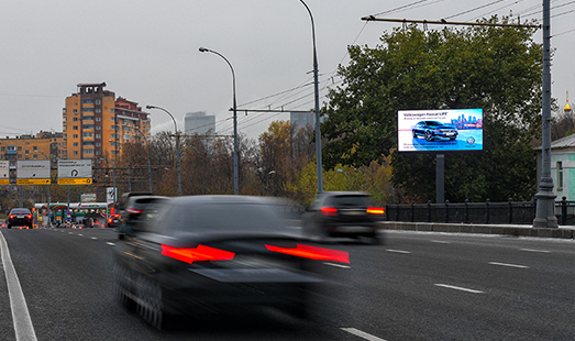 Пример размещения рекламы на цифровом билборде на ул. 1905 года , д.27, стр.7, в центр, 150 м до съезда на ул. Сергея Макеева в Москве