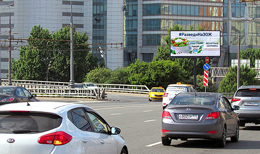 Пример размещения рекламы на цифровом билборде на ул. 1905 года, пересечение с Беговой улицей, разделительная полоса в Москве