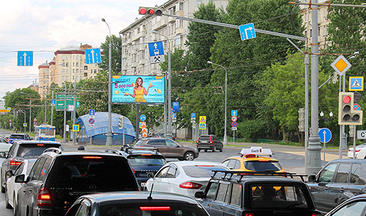 Пример размещения рекламы на цифровом билборде на Комсомольском просп., пересечение с улицей Хамовнический Вал, дом 18 в Москве