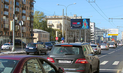 Пример размещения рекламы на цифровом билборде на Новослободской ул., дом 49/2, разделительная полоса в Москве