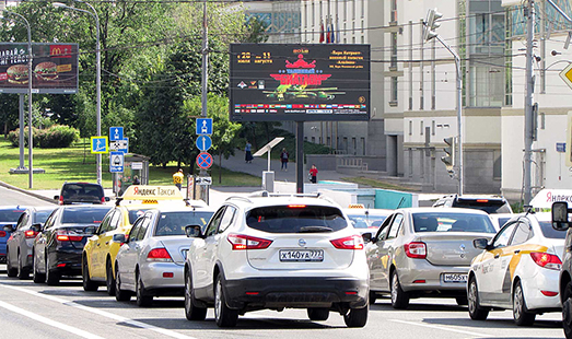 Пример размещения рекламы на цифровом билборде на ул. Симоновский Вал, дом 2, после пересечения с 3-им Крутицким переулком в Москве