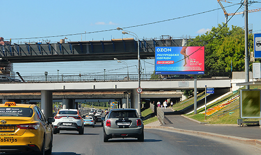 Пример размещения рекламы на цифровом билборде на Рублевском ш., четная сторона, 150 м после съезда с Кутузовского пр-та в Москве; cторона А
