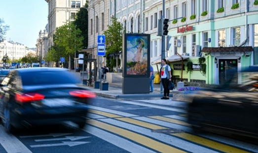 Пример размещения рекламы на цифровом сити-формате на ул. Неглинная  10, пересечение с ул. Кузнецкий Мост (ТД ЦУМ) в Москве