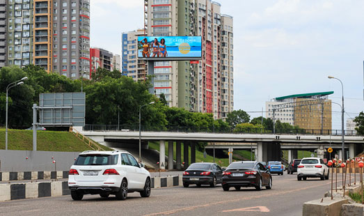 Пример размещения рекламы на цифровом суперсайте на Аминьевском шоссе, д. 2, к. 1, с. 2; 600 м до съезда на проспект Генерала Дорохова; cторона Б