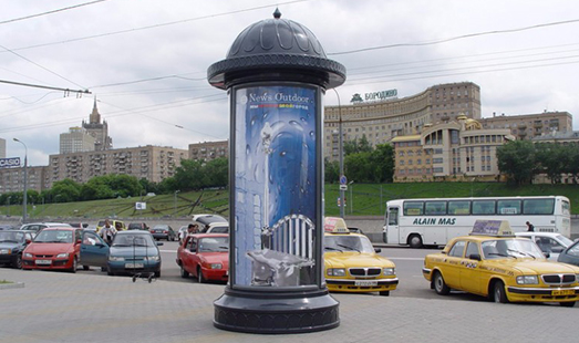 Пример размещения рекламы на пилларсах (уличных тумбах) в Москве