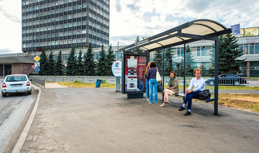 Сити-формат на остановке на Комсомольской пл.; ост. «Комсомольская пл.», около НИИ ЖД