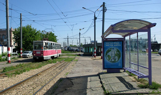 Сити-формат на остановке на пр-те Ленина; ост. «Ст. м. Автозаводская», трамвай