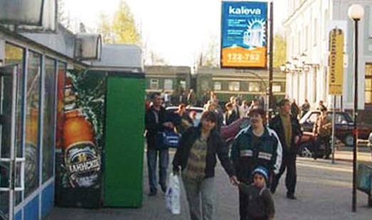 реклама на сити-форматах на Привокзальной площади, около автобусной остановки Железнодорожный Вокзал, сторона А