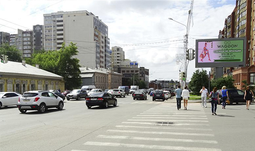 реклама на цифровом билборде на ул. Цюрупы, рядом со зданием №104 по ул.Чернышевского