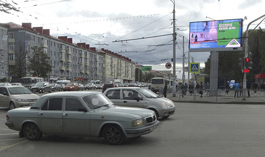 реклама на цифровом билборде на проспекте Октября, рядом со зданием №21Б