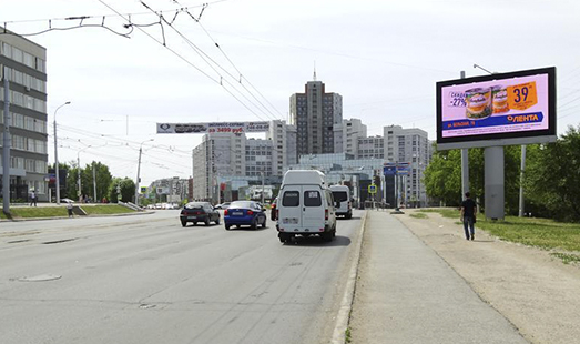 реклама на цифровом билборде на ул. Менделеева, рядом со зданием № 153