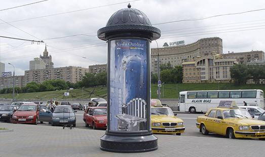 An example of placing advertising on pillars (street stands)